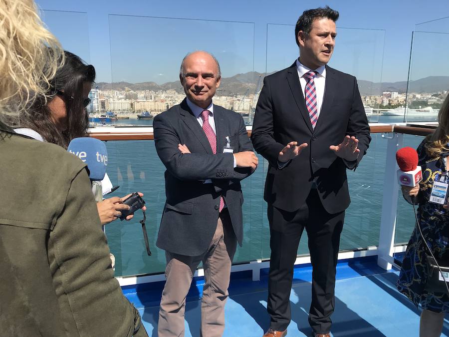 El barco, con capacidad para 4.246 pasajeros y con 1.551 tripulantes, de 55 nacionalidades diferentes, atracó en el recinto portuario malagueño a primera hora y de completo estreno ya que procedía del astillero alemán Meyer Werft