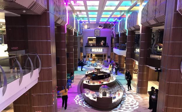 Vista de la calle comercial del 'Spectrum of the Seas', que se ha presentado en Málaga