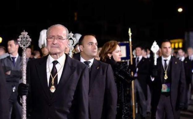 El alcalde y parte de la Corporación desfilan en el Sepulcro.