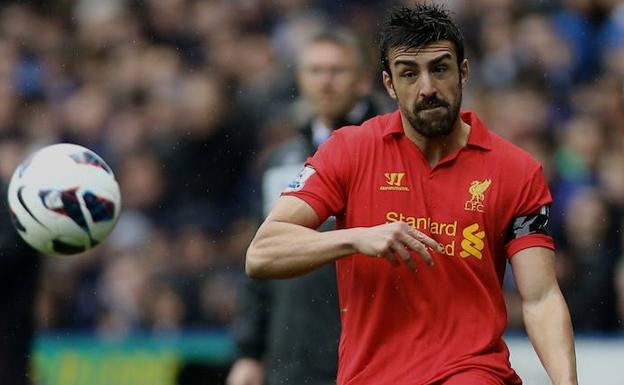 José Enrique, durante un partido con el Liverpool. 