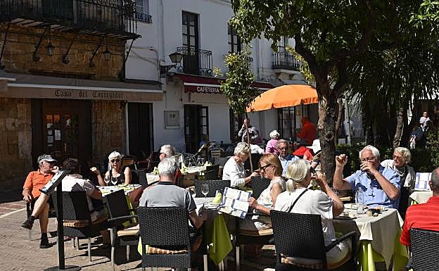 Restaurantes con terrazas en la Plaza de los Naranjos. J