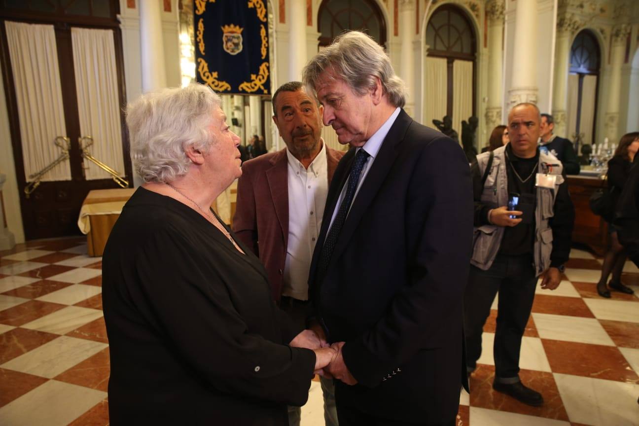 A las seis de la tarde del miércoles 17 de abril se abría la capilla ardiente de Manuel Alcántara y comenzaban a llegar personalidaddes, amigos y lectores. El sábado permanecía abierta hasta las doce de la noche y el Jueves Santo, de 9 a 13 horas.