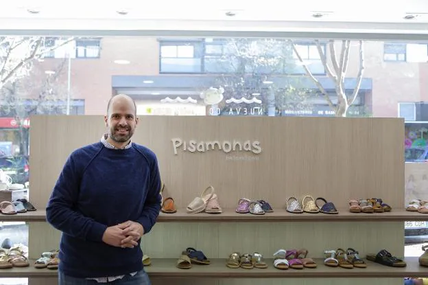 Enrique Breto, en la
primera tienda que abrió
Pisamonas, en Madrid.
:: virginia carrasco