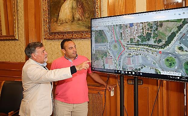 Los concejales de Deportes e Innovación, junto a un pantallazo del Sistema de Información Territorial.