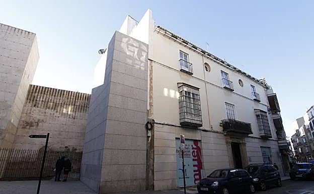 El palacete, adosado a la muralla, en Carretería, es sede del Servicio Provincial de la Mujer. 