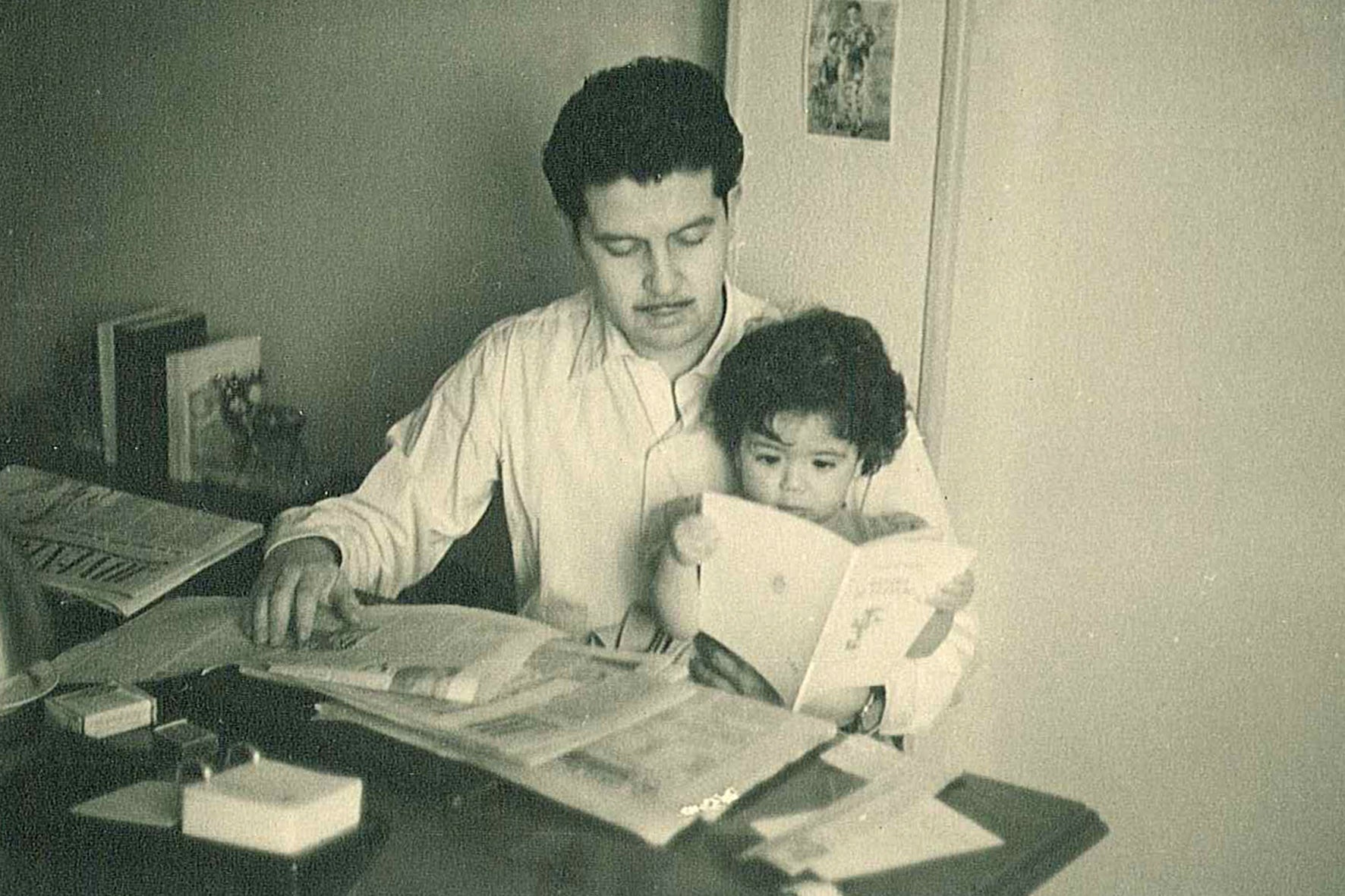 Imagen secundaria 2 - 1.Una de las veladas literarias que frecuentó el poeta 2. Manuel Alcántara junto a César González-Ruano y Rafael de Penagos. 3. Alcántara sostiene en el regazo a su hija Lola.