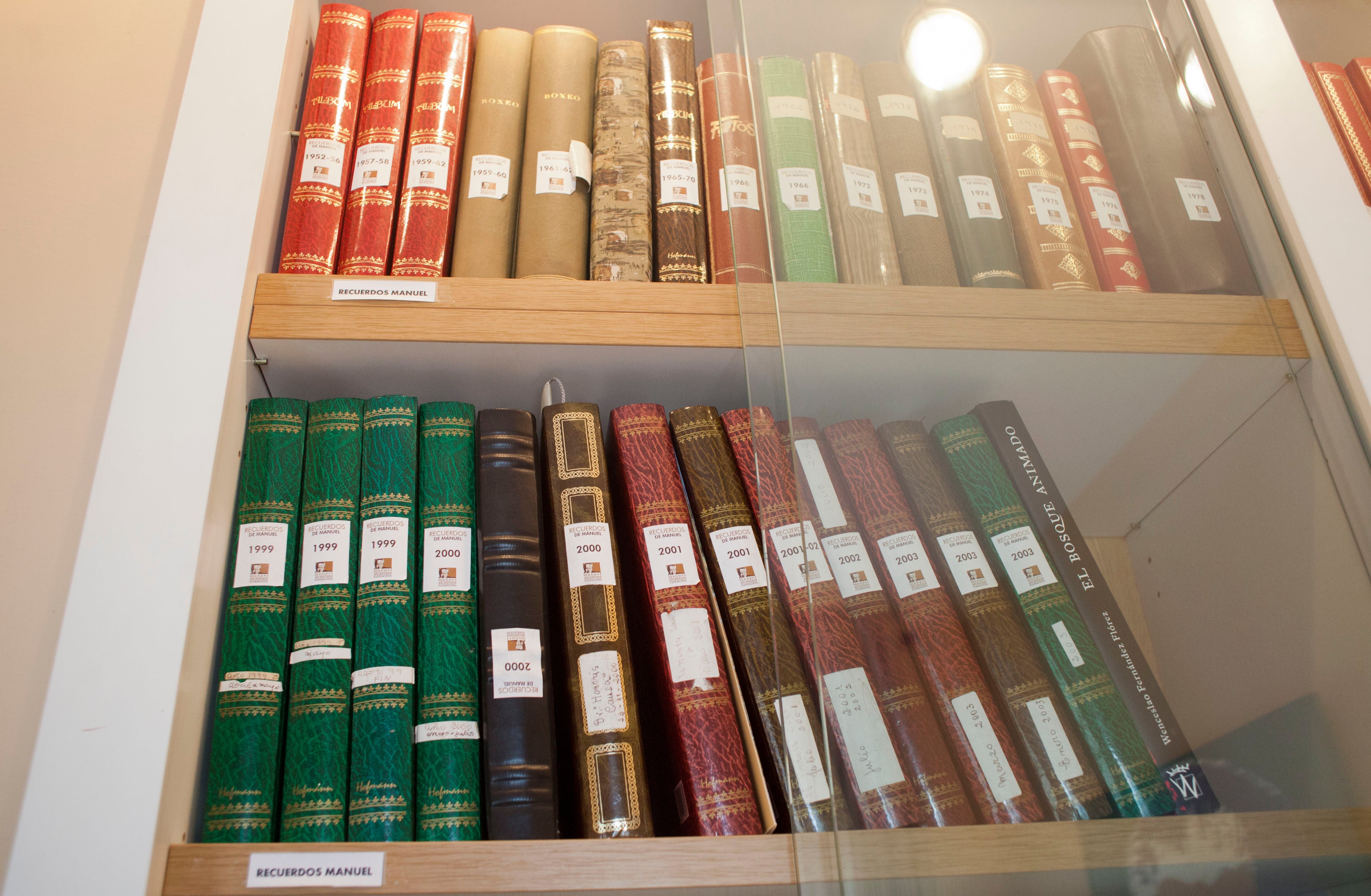 Imagen secundaria 2 - 1. Manuel Alcántara asiste con su mujer, Paula Sacristán, a una entrega de premios.2 Detalle de su colección de búhos.. 3. Álbumes con recortes y fotos..