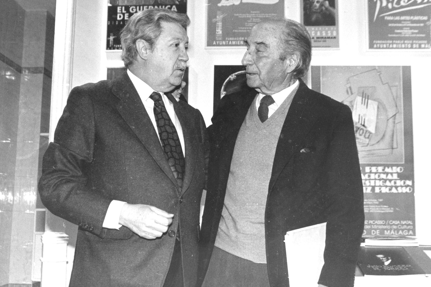 Imagen secundaria 1 - 1.Una de las veladas literarias que frecuentó el poeta 2. Manuel Alcántara junto a César González-Ruano y Rafael de Penagos. 3. Alcántara sostiene en el regazo a su hija Lola.