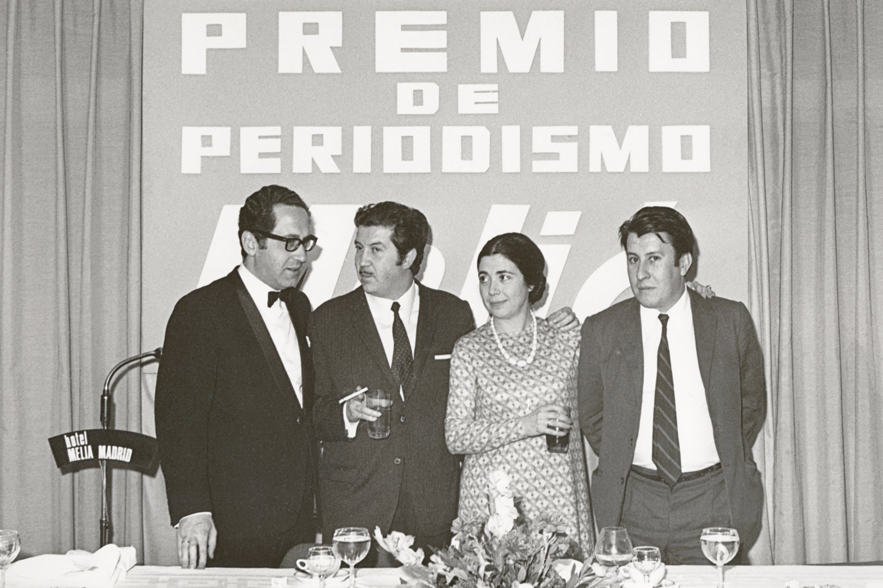 Imagen principal - 1. Manuel Alcántara asiste con su mujer, Paula Sacristán, a una entrega de premios.2 Detalle de su colección de búhos.. 3. Álbumes con recortes y fotos..