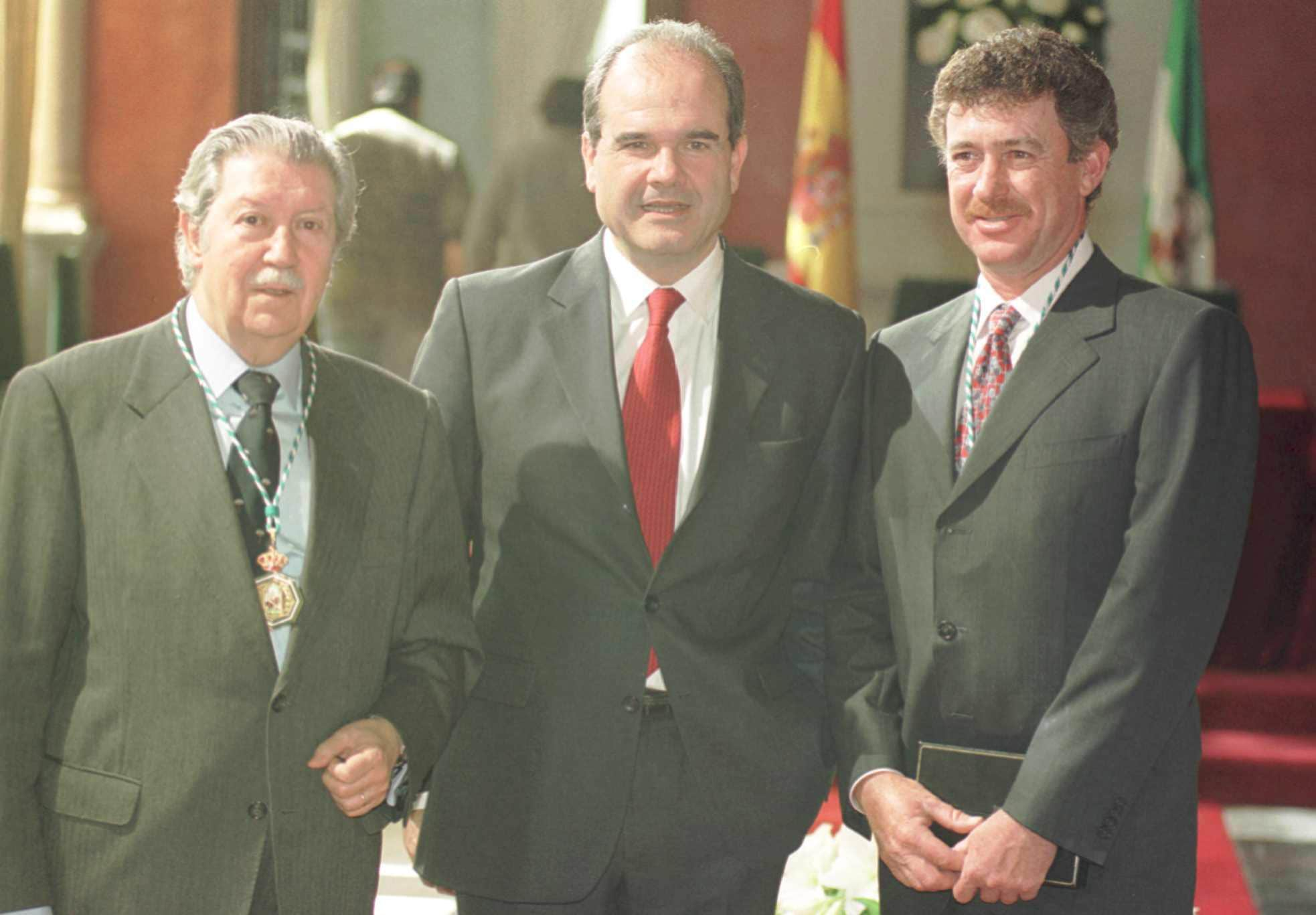 2001. Manuel Alcántara con Manuel Chaves, presidente de la Junta entonces y Miguel Angel Jiménez, también galardonado con la Medalla de Andalucía de aquel año..