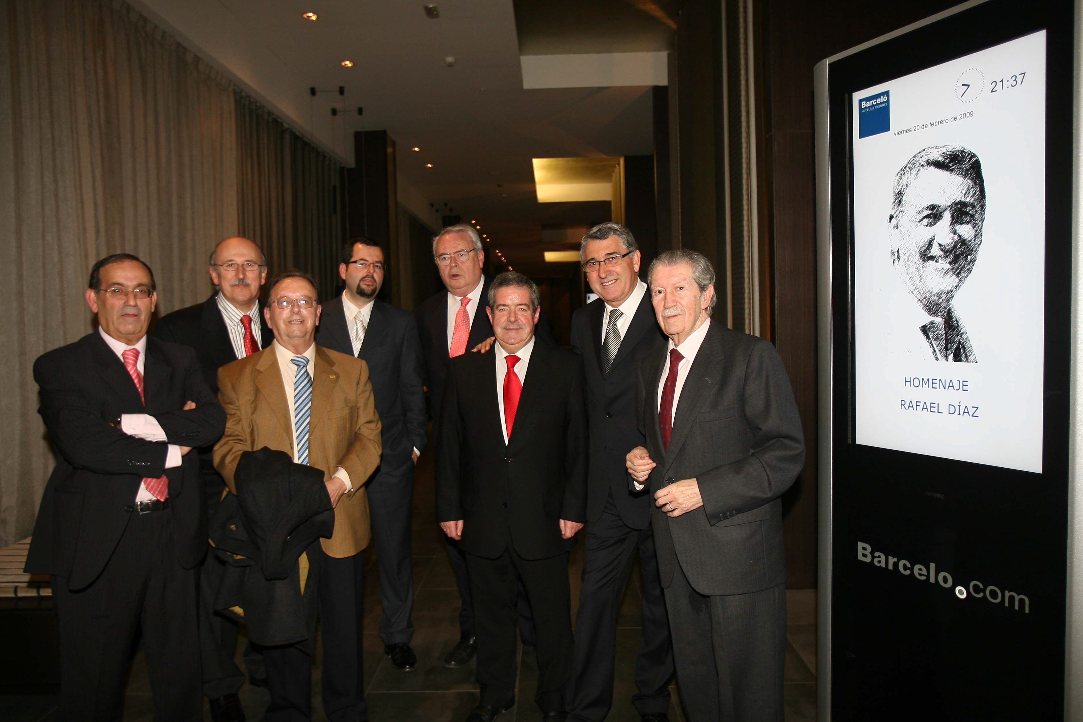 Manuel Alcántara en el homenaje a Rafael Díaz, fotógrafo de EFE,, junto a miembros de la Asociación de la Prensa, compañeros de profesión del homenajeado y Pedro Aparicio, alcalde de Málaga (1979-1995).