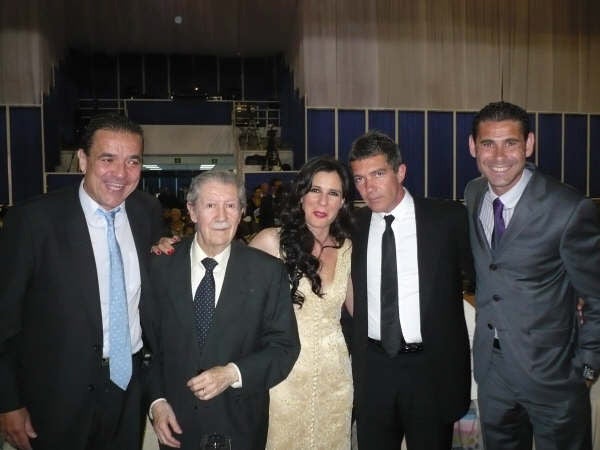 Manuel Alcántara con Diana Navarro, Antonio Banderas, Fernando Hierro y Pedro Luis Gómez.