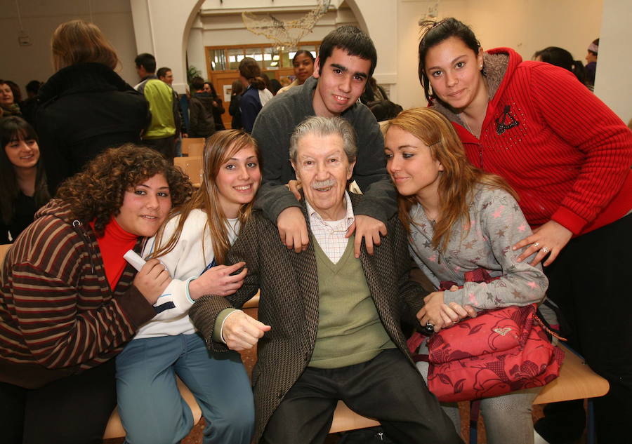 Manuel Alcántara con alumnos de Bachillerato en una de sus visitas a centros educativos.