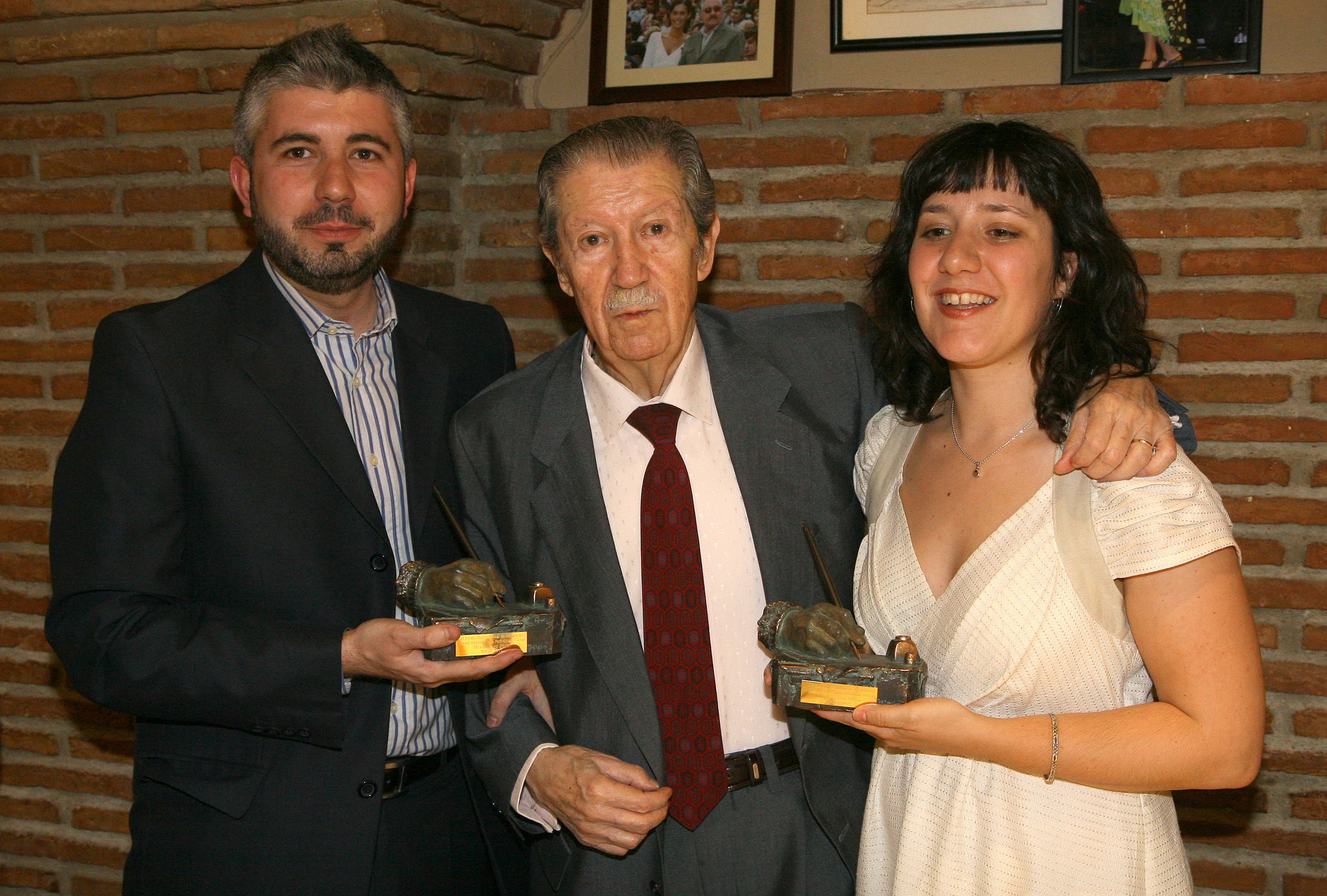 Manuel Alcántara con David Page Polo y María García Mayo, ganadores del XI Premio Internacional de Periodismo.
