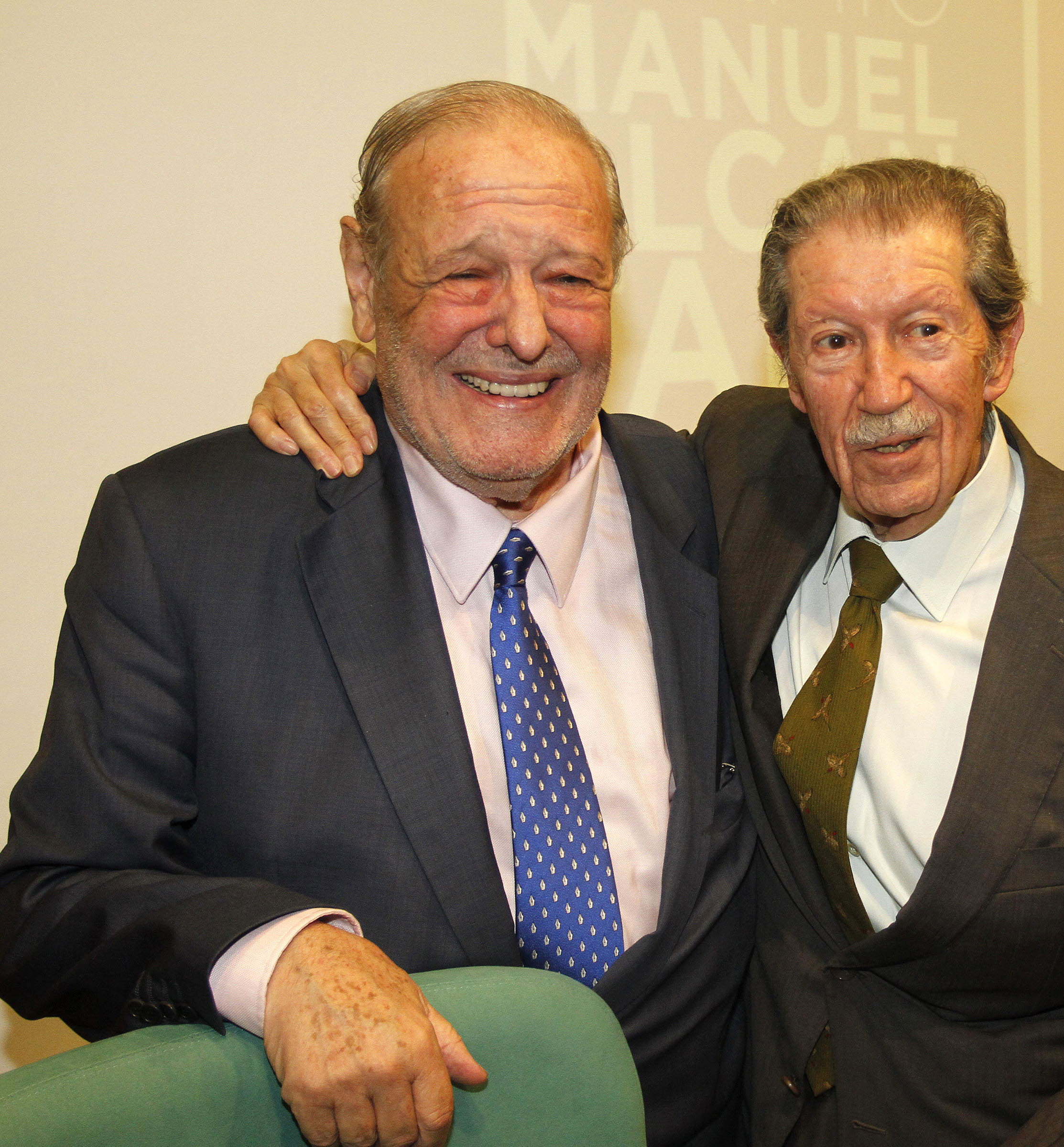 Manuel Alcántara, con el periodista José Luis Balbín.