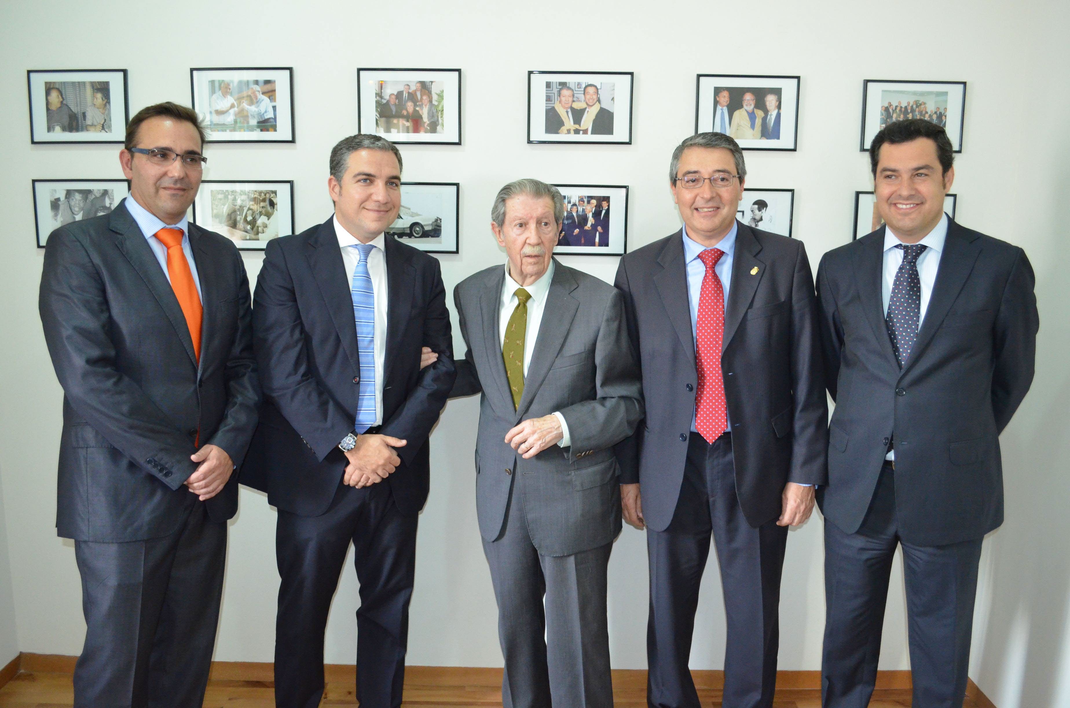 Manuel Alcántara con Antonio Martín , Elías Bendodo, Francisco Salado, Juan Manuel Moreno, del Partido Popular. 