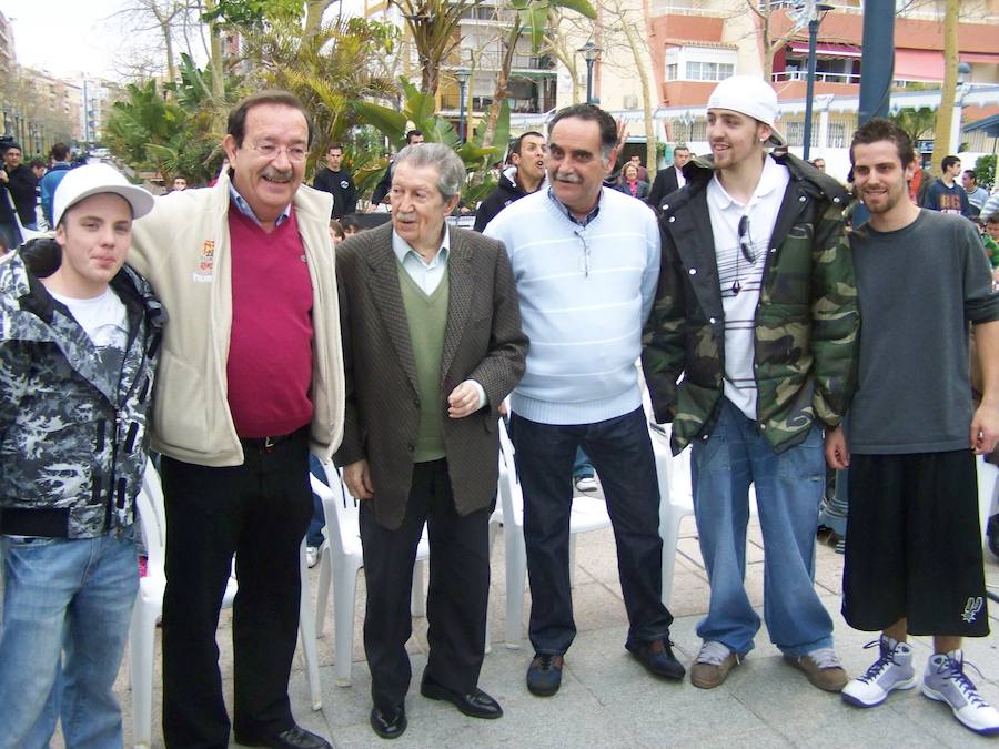 El poeta y articulista junto a Manuel Rincón y un grupo de raperos que versionaron sus versos en 2009..