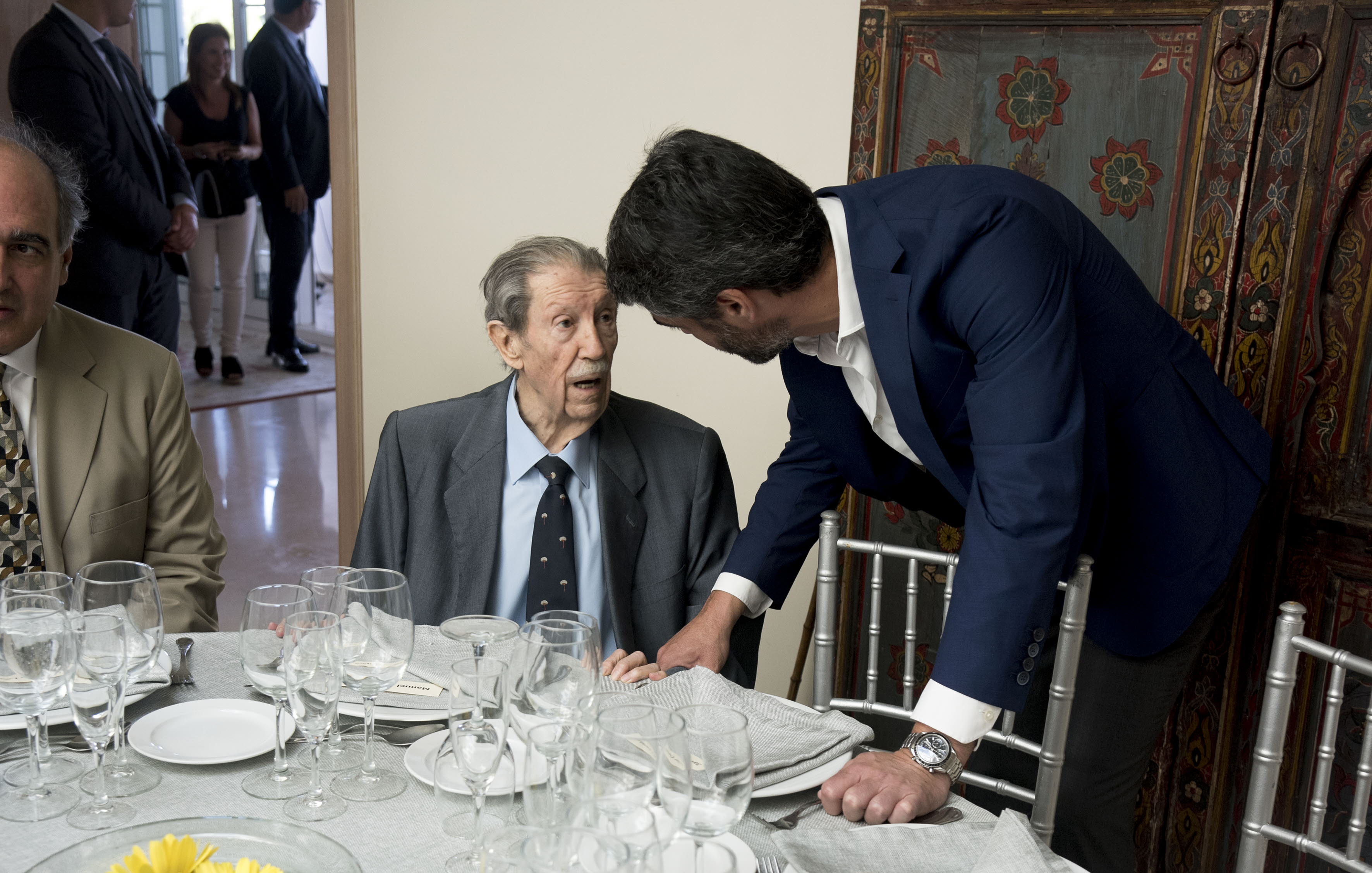 Manuel Alcántara conversando con el consejero delegado de Vocento, Luis Enríquez, durante la entrega del Premio First Amendment Award, que concede anualmente la Asociación Española Eisenhower Fellows.