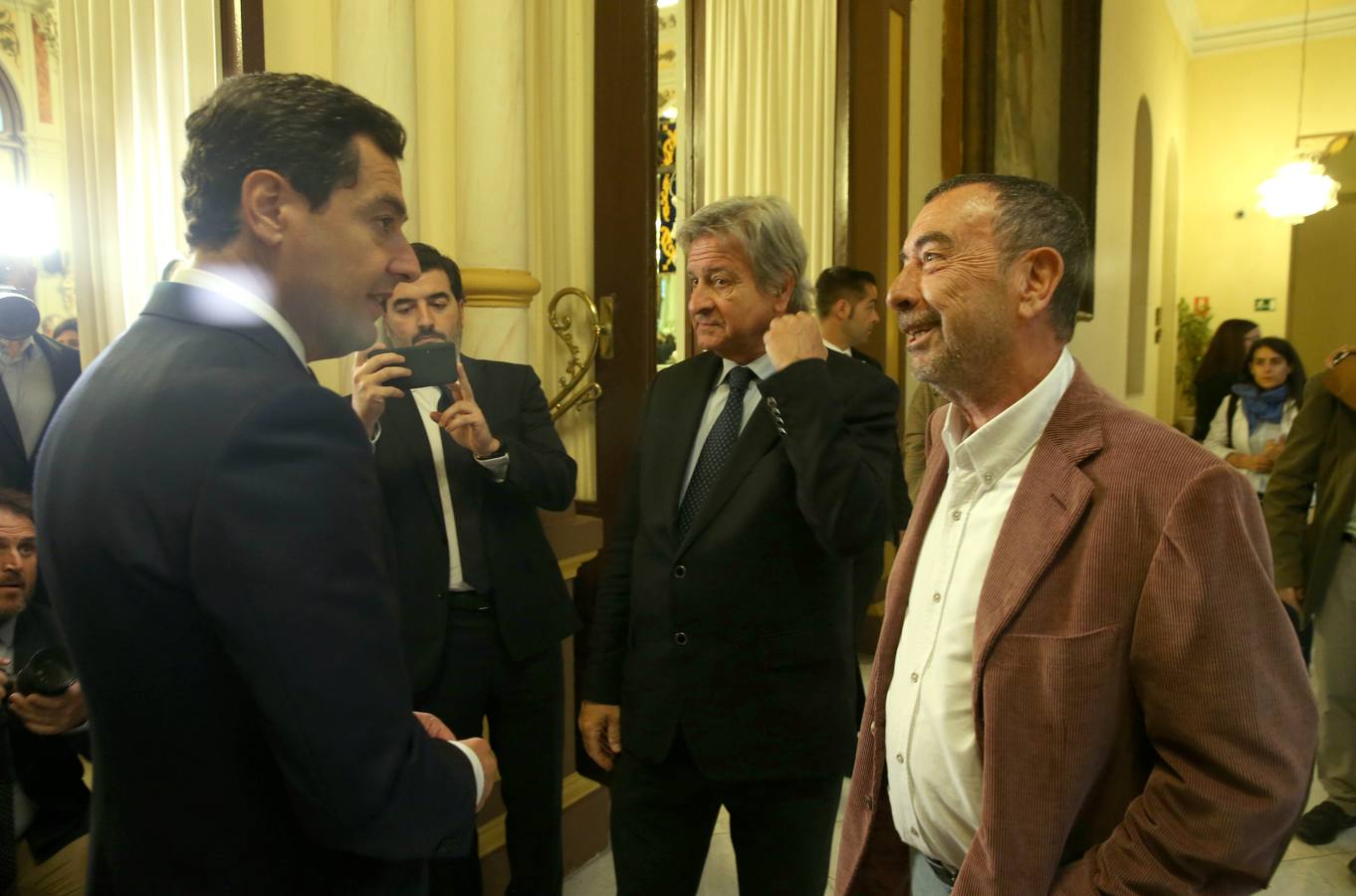 Centenares de malagueños y lectores junto a Antonio Banderas, José Luis Garci, Sara Baras y Eugenio Chicano despiden a Manuel Alcántara. Imagen de la capilla ardiente.