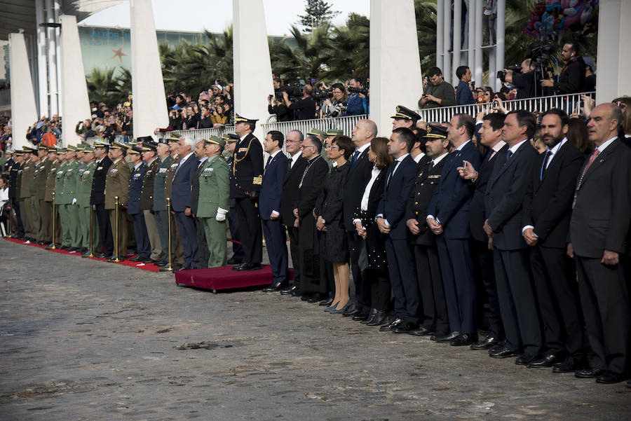 Como cada Jueves Santo, Málaga acoge el desembarco de la Legión y posterior traslado del Cristo de Mena a hombros de los legionarios