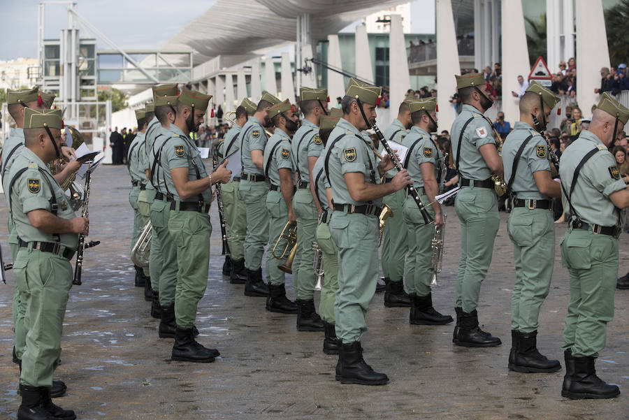 Como cada Jueves Santo, Málaga acoge el desembarco de la Legión y posterior traslado del Cristo de Mena a hombros de los legionarios