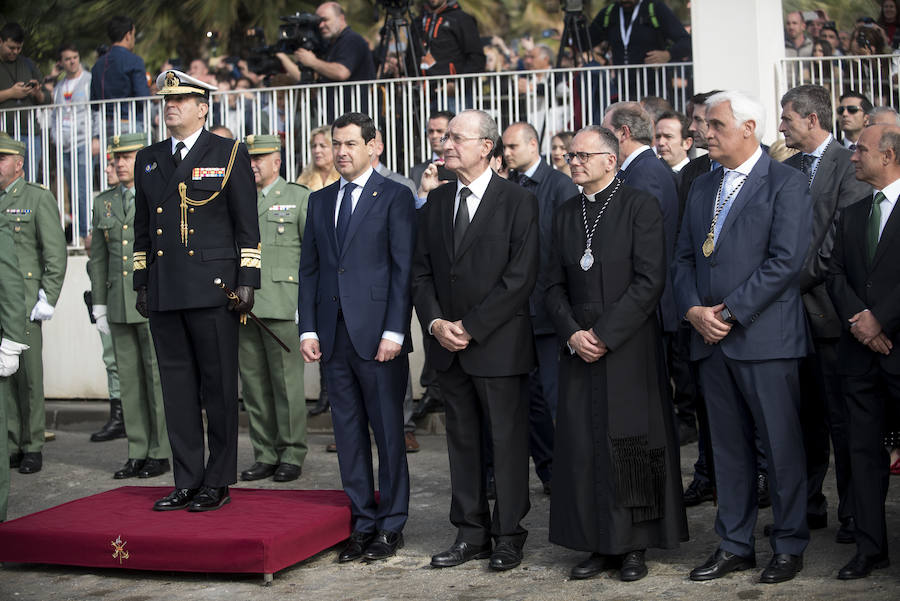 Como cada Jueves Santo, Málaga acoge el desembarco de la Legión y posterior traslado del Cristo de Mena a hombros de los legionarios