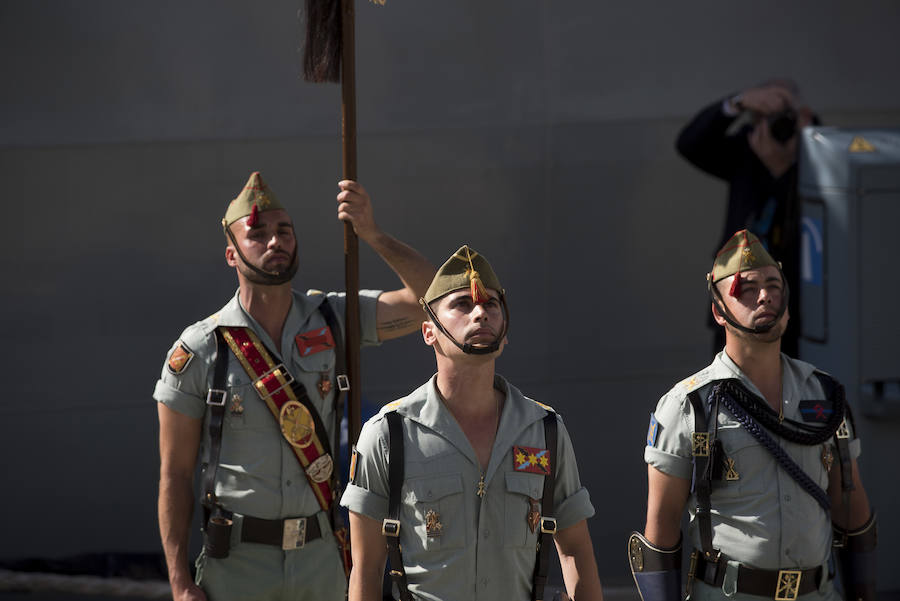 Como cada Jueves Santo, Málaga acoge el desembarco de la Legión y posterior traslado del Cristo de Mena a hombros de los legionarios