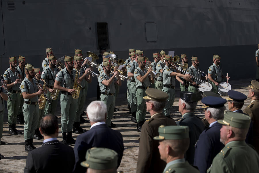 Como cada Jueves Santo, Málaga acoge el desembarco de la Legión y posterior traslado del Cristo de Mena a hombros de los legionarios