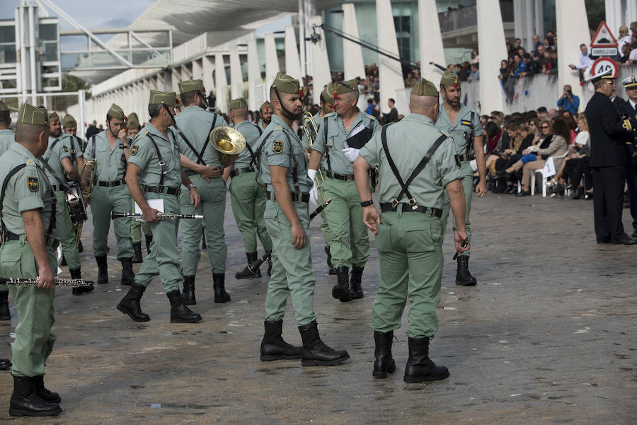 Como cada Jueves Santo, Málaga acoge el desembarco de la Legión y posterior traslado del Cristo de Mena a hombros de los legionarios