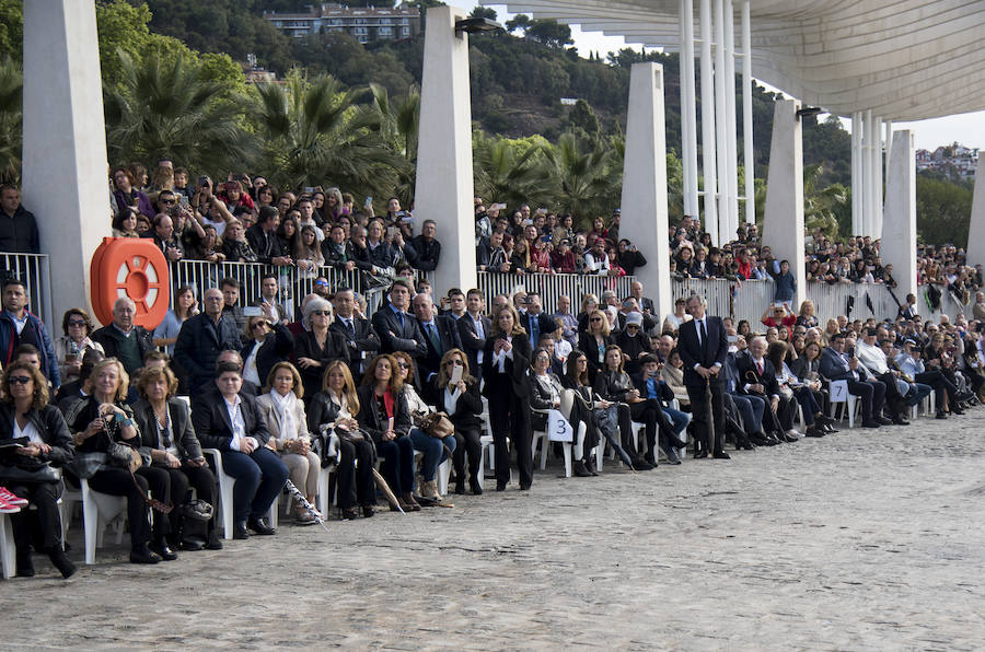 Como cada Jueves Santo, Málaga acoge el desembarco de la Legión y posterior traslado del Cristo de Mena a hombros de los legionarios