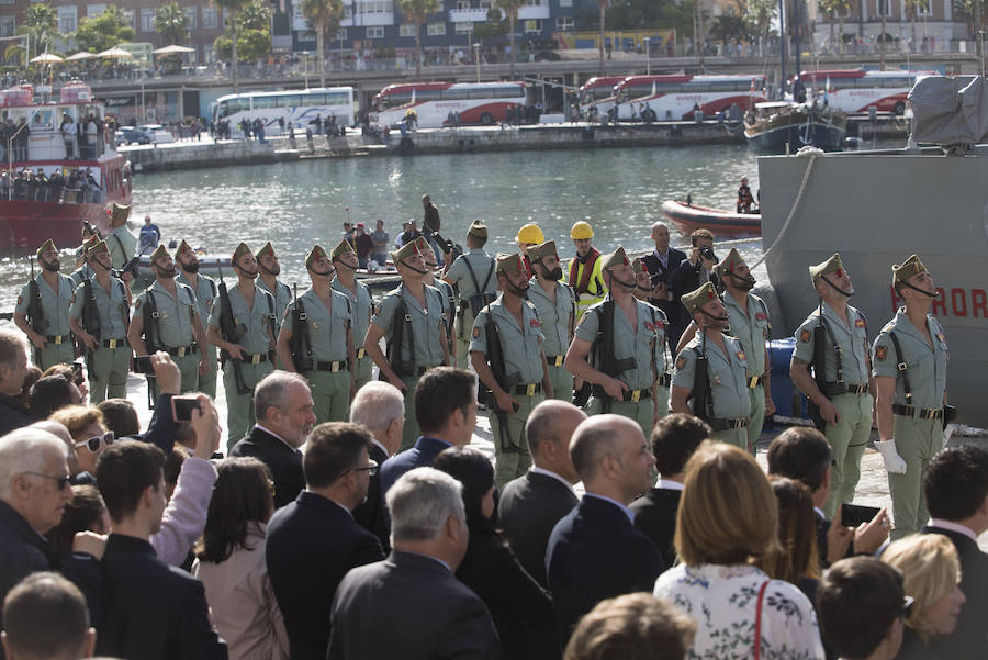 Como cada Jueves Santo, Málaga acoge el desembarco de la Legión y posterior traslado del Cristo de Mena a hombros de los legionarios