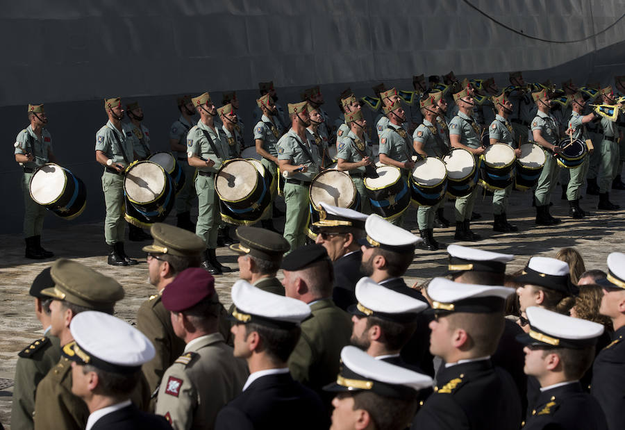 Como cada Jueves Santo, Málaga acoge el desembarco de la Legión y posterior traslado del Cristo de Mena a hombros de los legionarios