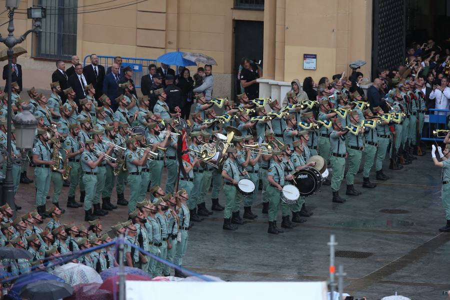 Como cada Jueves Santo, Málaga acoge el desembarco de la Legión y posterior traslado del Cristo de Mena a hombros de los legionarios