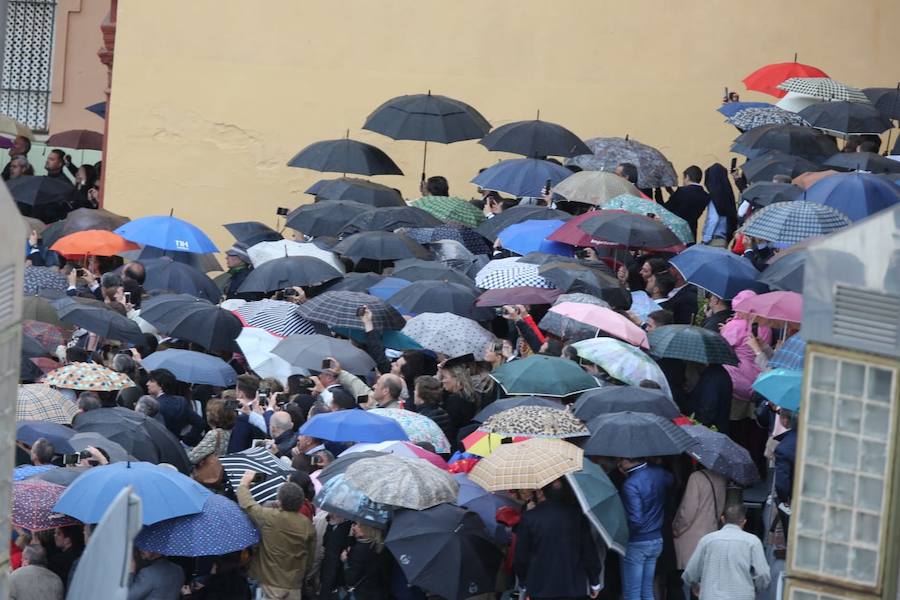 Como cada Jueves Santo, Málaga acoge el desembarco de la Legión y posterior traslado del Cristo de Mena a hombros de los legionarios