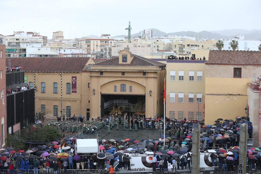 Como cada Jueves Santo, Málaga acoge el desembarco de la Legión y posterior traslado del Cristo de Mena a hombros de los legionarios