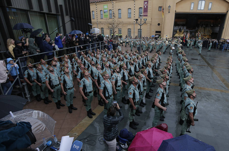 Como cada Jueves Santo, Málaga acoge el desembarco de la Legión y posterior traslado del Cristo de Mena a hombros de los legionarios