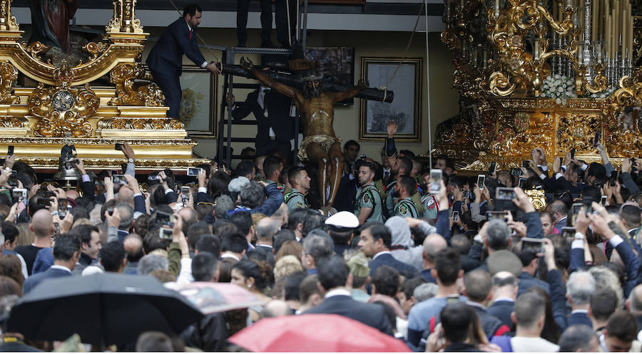 Como cada Jueves Santo, Málaga acoge el desembarco de la Legión y posterior traslado del Cristo de Mena a hombros de los legionarios