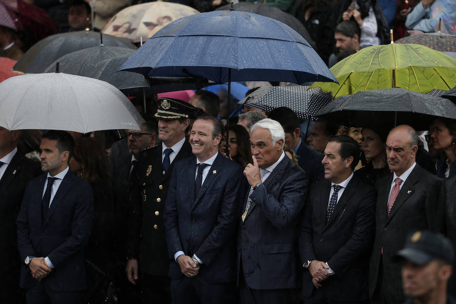 Como cada Jueves Santo, Málaga acoge el desembarco de la Legión y posterior traslado del Cristo de Mena a hombros de los legionarios