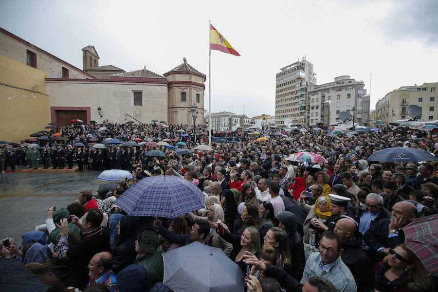 Como cada Jueves Santo, Málaga acoge el desembarco de la Legión y posterior traslado del Cristo de Mena a hombros de los legionarios