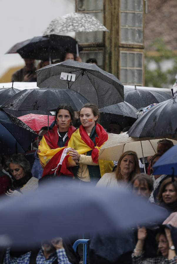 Como cada Jueves Santo, Málaga acoge el desembarco de la Legión y posterior traslado del Cristo de Mena a hombros de los legionarios