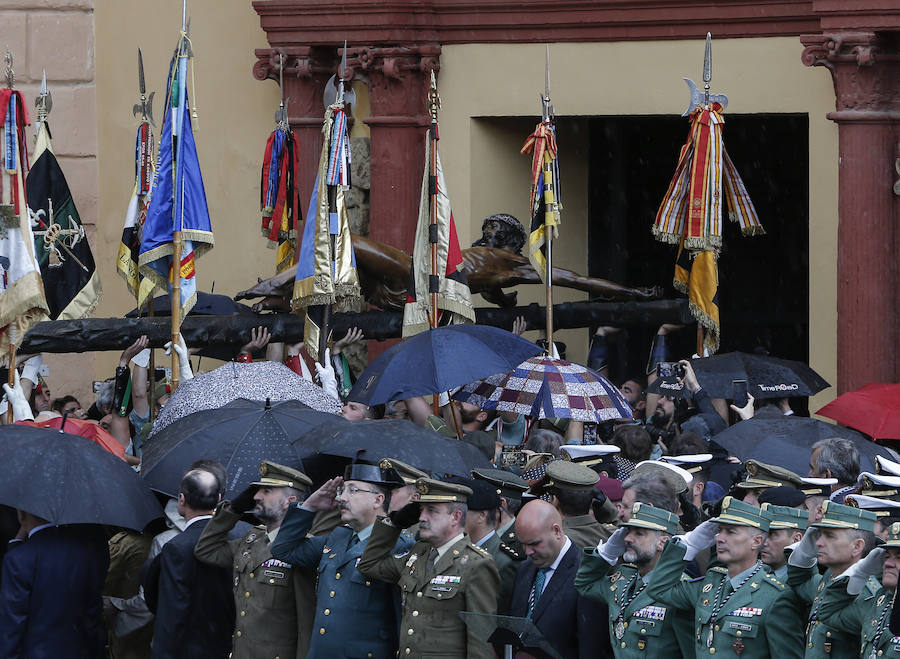 Como cada Jueves Santo, Málaga acoge el desembarco de la Legión y posterior traslado del Cristo de Mena a hombros de los legionarios