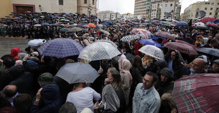 Como cada Jueves Santo, Málaga acoge el desembarco de la Legión y posterior traslado del Cristo de Mena a hombros de los legionarios