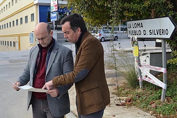 Martín y Ruiz, en una de las visitas al diseminado de Pueblo Don Silverio. :: sur