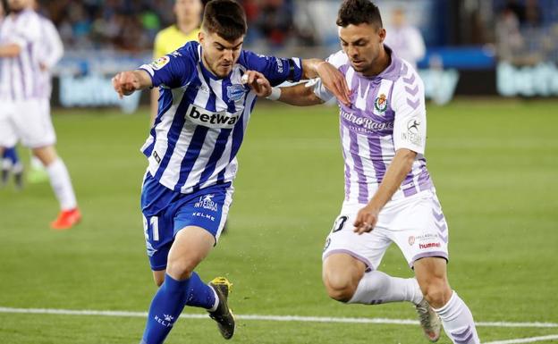 Óscar Plano (d) juega un balón ante Martín Aguirregabiria.