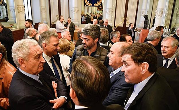 Imagen principal - Málaga da su último adiós al poeta y articulista Manuel Alcántara. Francisco de la Torre, ha entregado la bandera de Málaga, que ha cubierto el féretro, a la hija de Manuel Alcántara Lola Porras