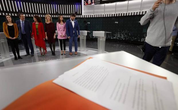 Irene Montero (Unidas Podemos), Aitor Esteban (PNV), Maria Jesús Montero (PSOE), Cayetana Álvarez de Toledo(PP), Inés Arrimadas (Ciudadanos) y Gabriel Rufian (ERC),i-d, poco antes del debate electoral que protagonizaron esta noche en TVE. 