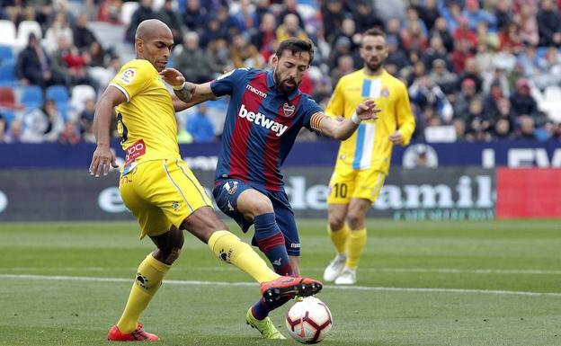 Morales disputa un balón con Naldo.