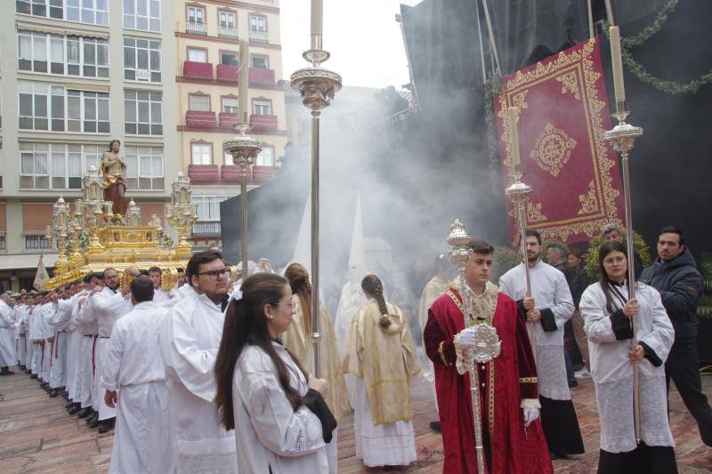 La procesión del Resucitado de Málaga, en imágenes