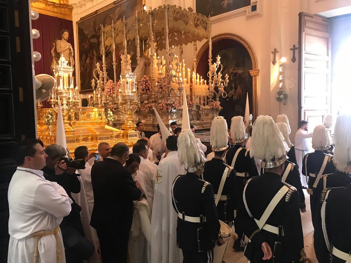 La procesión del Resucitado de Málaga, en imágenes