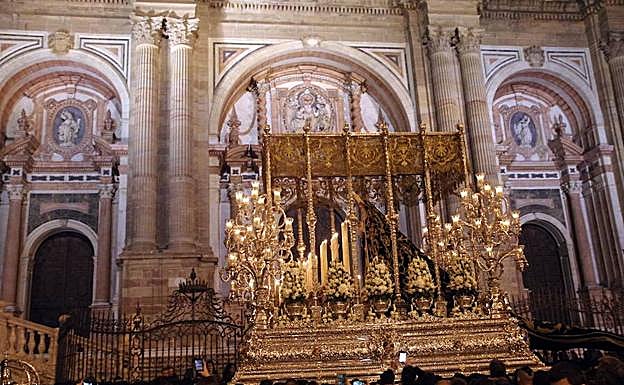 El nuevo recorrido oficial ha deparado interesantes escenarios para el paso de las procesiones, unos lugares con gran sabor cofrade en los que el público siguió especialmente los cortejos. Uno de ellos es la plaza del Obispo, ante la fachada de la Catedral.